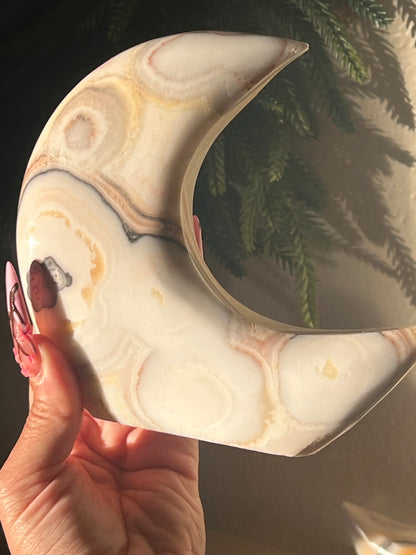 “Moon & Dune” Self-Standing Mexican Onyx Crescent Moon