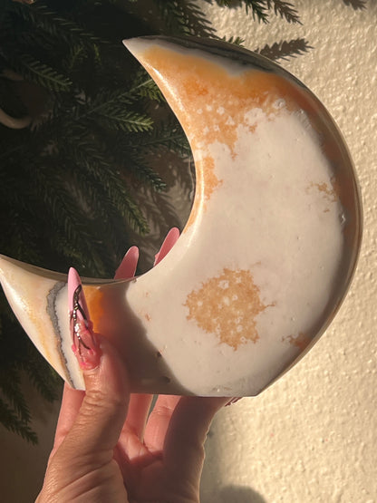 “Moon & Dune” Self-Standing Mexican Onyx Crescent Moon