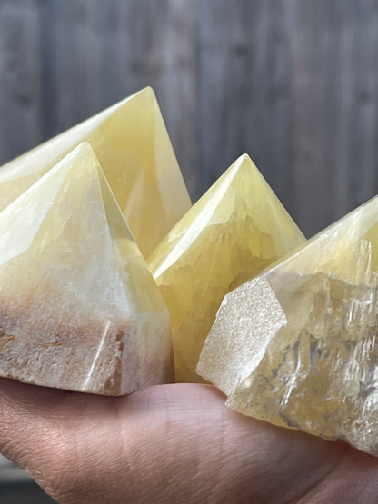 “Limón” Lemon Calcite Pyramids