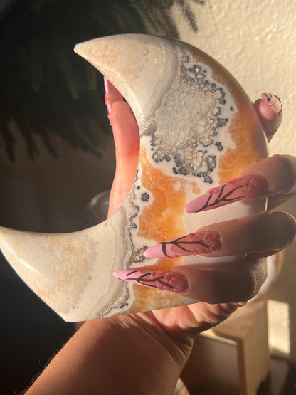 “Moon & Dune” Self-Standing Mexican Onyx Crescent Moon